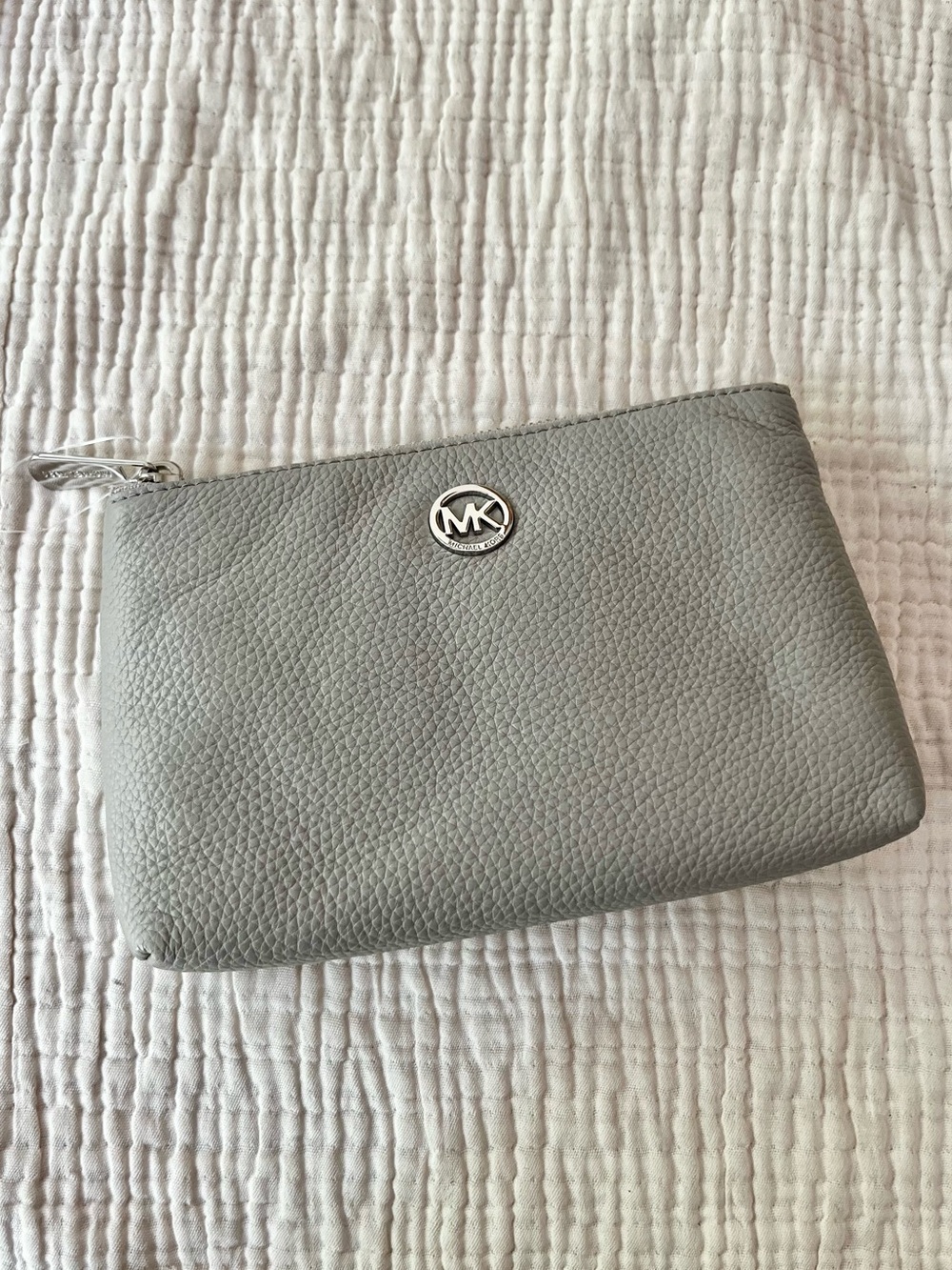 Michael Kors NWT Gray Pebbled Leather Cosmetic Travel Pouch Zipper Case